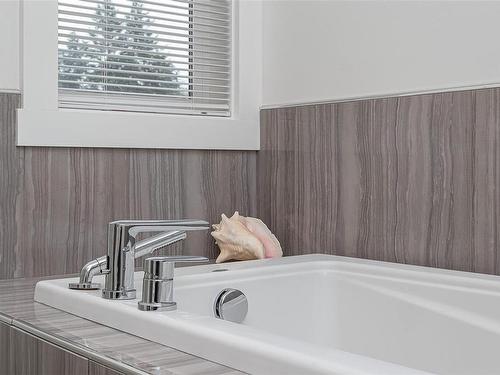 4226 Skye Rd, Saltair, BC - Indoor Photo Showing Bathroom