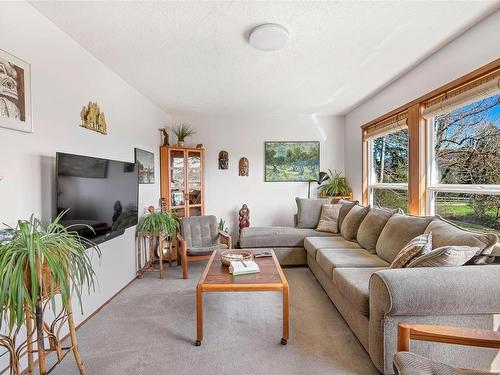 2760 Lowery Rd, Duncan, BC - Indoor Photo Showing Living Room