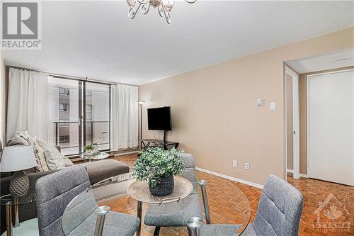475 Laurier Avenue W Unit#1204, Ottawa, ON - Indoor Photo Showing Living Room