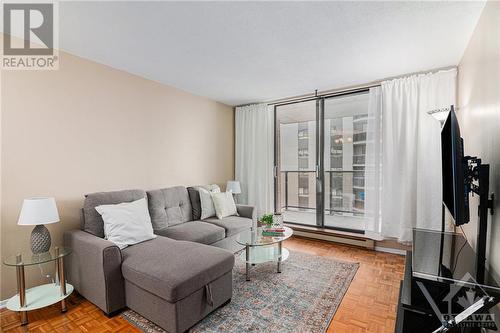 475 Laurier Avenue W Unit#1204, Ottawa, ON - Indoor Photo Showing Living Room