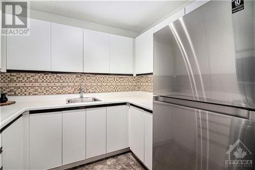 475 Laurier Avenue W Unit#1204, Ottawa, ON - Indoor Photo Showing Kitchen