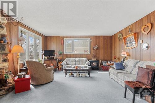 122 Brookdale Avenue, Almonte, ON - Indoor Photo Showing Living Room