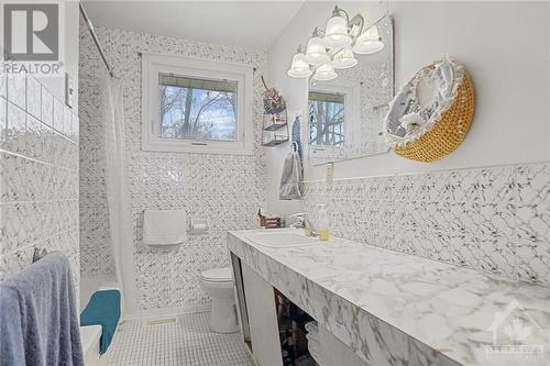 122 Brookdale Avenue, Almonte, ON - Indoor Photo Showing Bathroom