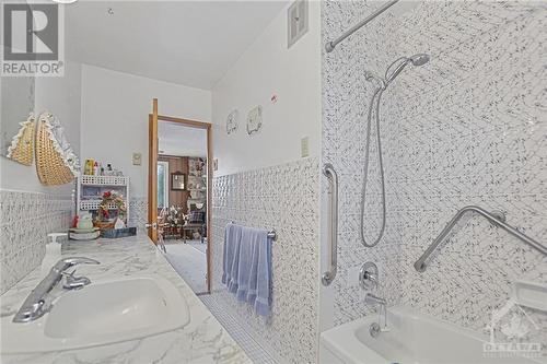 122 Brookdale Avenue, Almonte, ON - Indoor Photo Showing Bathroom