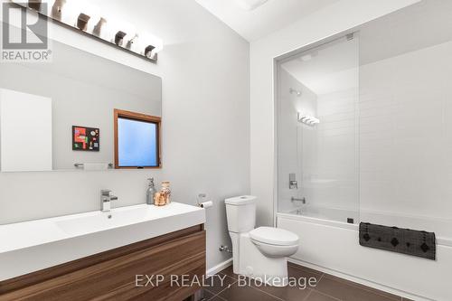 223 Jennings Cres, Oakville, ON - Indoor Photo Showing Bathroom