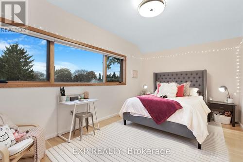 223 Jennings Cres, Oakville, ON - Indoor Photo Showing Bedroom