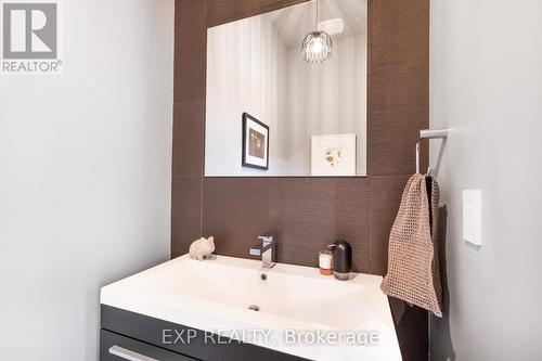 223 Jennings Cres, Oakville, ON - Indoor Photo Showing Bathroom