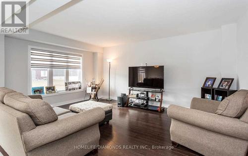 8024 Cole Crt, Niagara Falls, ON - Indoor Photo Showing Living Room