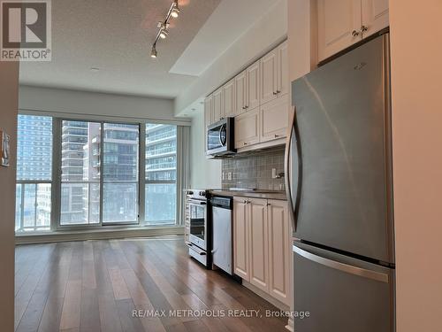 604 - 39 Annie Craig Drive, Toronto, ON - Indoor Photo Showing Kitchen With Stainless Steel Kitchen