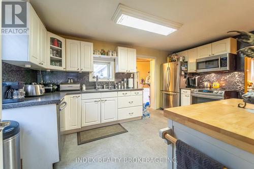 32 Wellington Street, Orangeville, ON - Indoor Photo Showing Kitchen With Double Sink