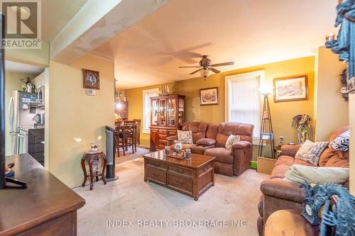 32 Wellington Street, Orangeville, ON - Indoor Photo Showing Living Room
