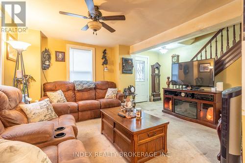 32 Wellington Street, Orangeville, ON - Indoor Photo Showing Living Room