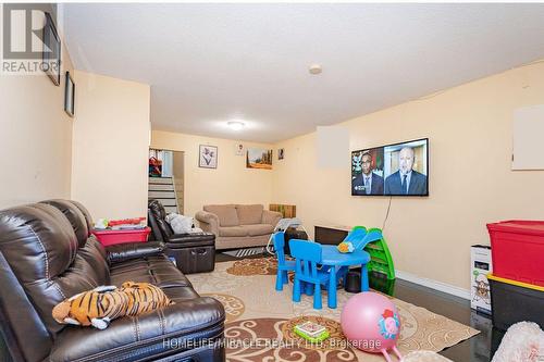22 Major Oaks Dr, Brampton, ON - Indoor Photo Showing Living Room