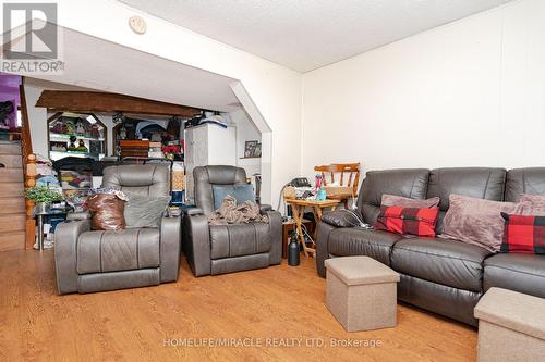 22 Major Oaks Dr, Brampton, ON - Indoor Photo Showing Living Room