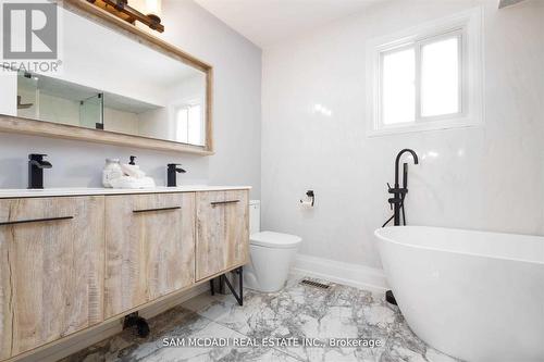 1099 Hedge Drive, Mississauga, ON - Indoor Photo Showing Bathroom