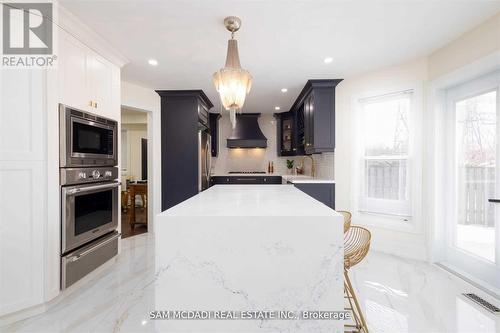 1099 Hedge Dr, Mississauga, ON - Indoor Photo Showing Kitchen