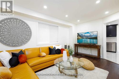 1099 Hedge Dr, Mississauga, ON - Indoor Photo Showing Living Room