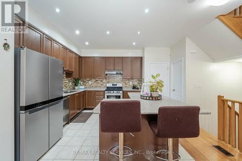 17 Birchfield Crescent, Caledon, ON - Indoor Photo Showing Kitchen With Upgraded Kitchen