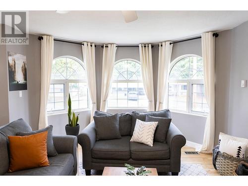 4733 Halliwell Avenue, Terrace, BC - Indoor Photo Showing Living Room