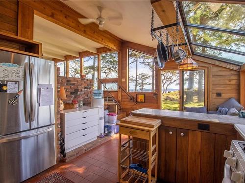 9929 Southlands Dr, Pender Island, BC - Indoor Photo Showing Kitchen