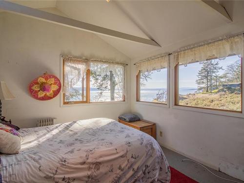 9929 Southlands Dr, Pender Island, BC - Indoor Photo Showing Bedroom