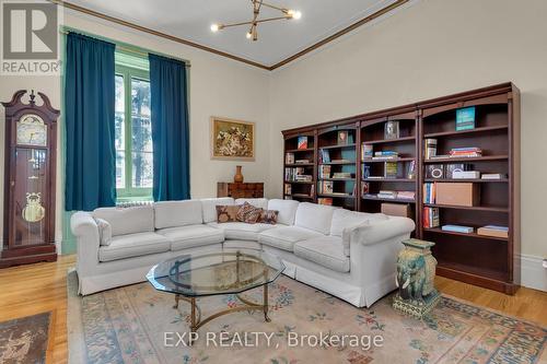 389 King St E, Gananoque, ON - Indoor Photo Showing Living Room