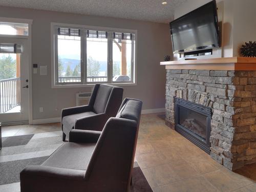 425 C - 400 Bighorn Boulevard, Radium Hot Springs, BC - Indoor Photo Showing Living Room With Fireplace