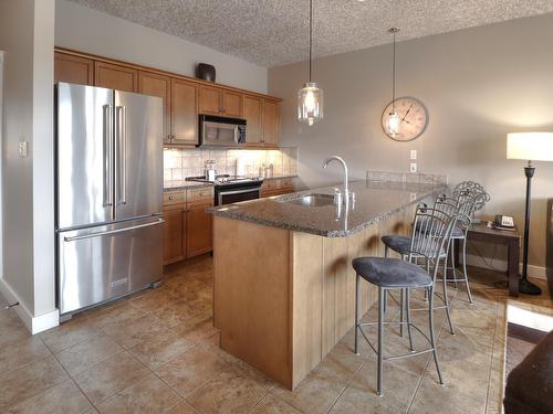 425 C - 400 Bighorn Boulevard, Radium Hot Springs, BC - Indoor Photo Showing Kitchen