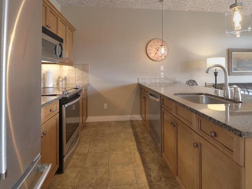 425 C - 400 Bighorn Boulevard, Radium Hot Springs, BC - Indoor Photo Showing Kitchen With Upgraded Kitchen
