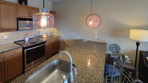 425 C - 400 Bighorn Boulevard, Radium Hot Springs, BC - Indoor Photo Showing Kitchen