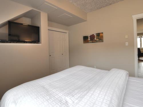 425 C - 400 Bighorn Boulevard, Radium Hot Springs, BC - Indoor Photo Showing Bedroom