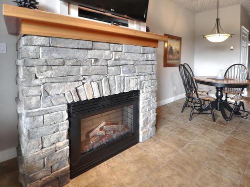 425 B - 400 Bighorn Boulevard, Radium Hot Springs, BC - Indoor Photo Showing Living Room With Fireplace