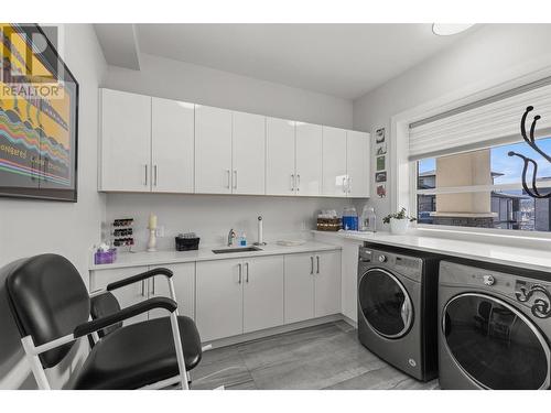 1306 Mine Hill Drive, Kelowna, BC - Indoor Photo Showing Laundry Room