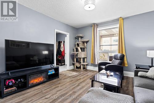 4855 Maple St, Niagara Falls, ON - Indoor Photo Showing Living Room