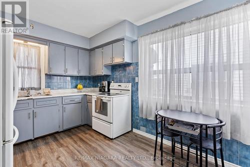 4855 Maple St, Niagara Falls, ON - Indoor Photo Showing Kitchen