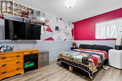 4855 Maple St, Niagara Falls, ON - Indoor Photo Showing Bedroom
