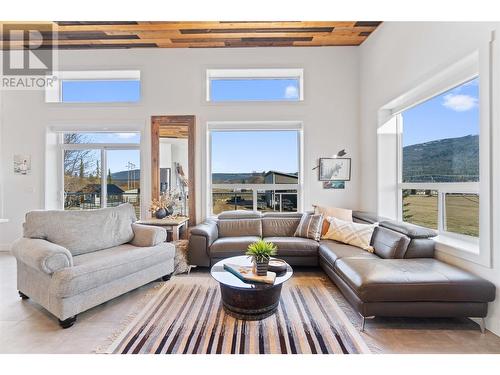5110 10 Avenue Sw, Salmon Arm, BC - Indoor Photo Showing Living Room