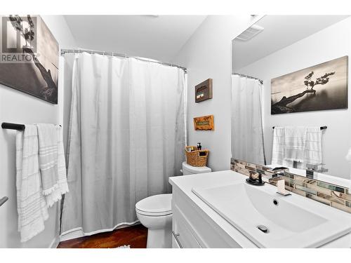 5110 10 Avenue Sw, Salmon Arm, BC - Indoor Photo Showing Bathroom