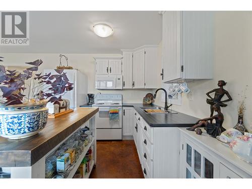 5110 10 Avenue Sw, Salmon Arm, BC - Indoor Photo Showing Kitchen