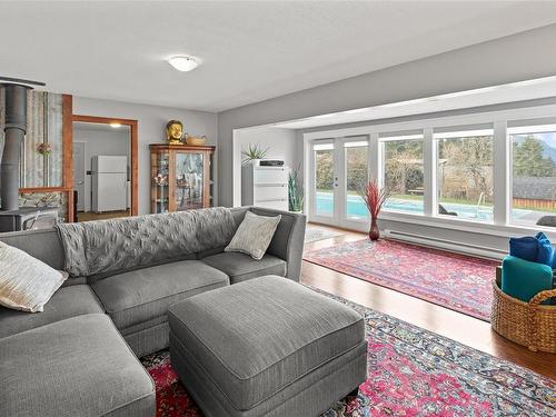 1323 Cherry Point Rd, Cowichan Bay, BC - Indoor Photo Showing Living Room