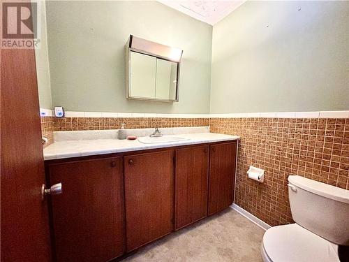 Powder room - 1344 Rodney Lane, Winchester, ON - Indoor Photo Showing Bathroom