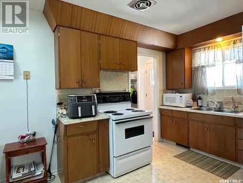 342 6Th Avenue W, Melville, SK - Indoor Photo Showing Kitchen With Double Sink