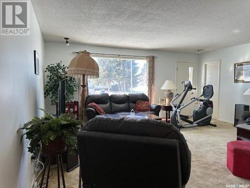 342 6Th Avenue W, Melville, SK - Indoor Photo Showing Living Room