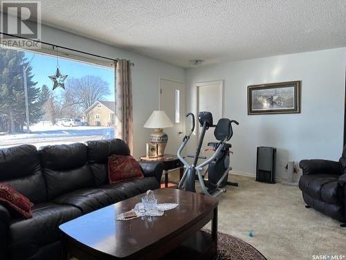 342 6Th Avenue W, Melville, SK - Indoor Photo Showing Living Room