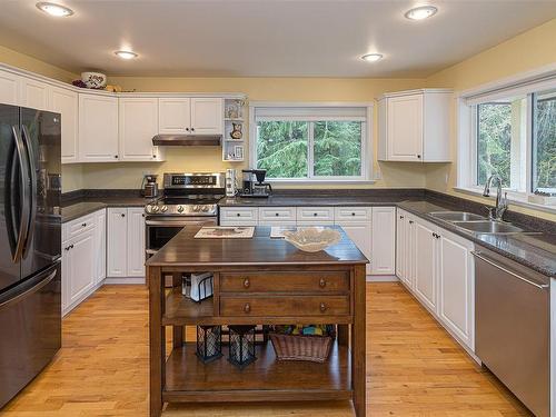 1143 Fern Ridge Dr, Mill Bay, BC - Indoor Photo Showing Kitchen With Double Sink