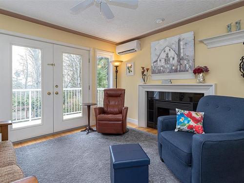 1143 Fern Ridge Dr, Mill Bay, BC - Indoor Photo Showing Living Room With Fireplace