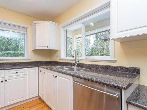 1143 Fern Ridge Dr, Mill Bay, BC - Indoor Photo Showing Kitchen With Double Sink