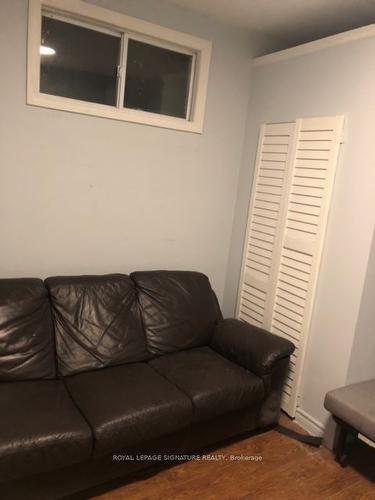92 Aurora St, Hamilton, ON - Indoor Photo Showing Living Room