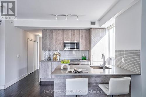 #307 -181 Bedford Rd, Toronto, ON - Indoor Photo Showing Kitchen With Upgraded Kitchen