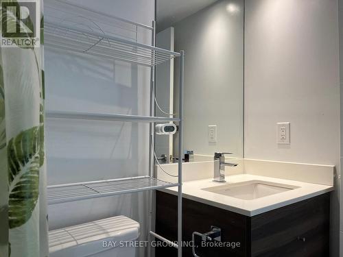 #1233 -525 Adelaide St W, Toronto, ON - Indoor Photo Showing Bathroom